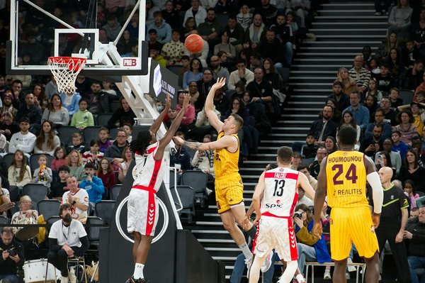 What specific exercises improve agility for table tennis players?